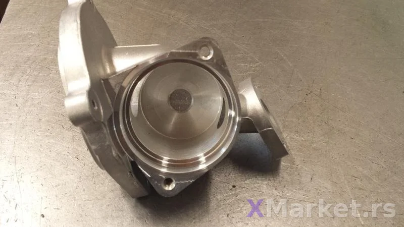 Kuciste pumpe za vodu Opel Astra j motor B16DTH oe. 55496778