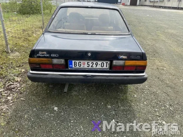 Kupujem stop svetlo levo i desno za audi 80